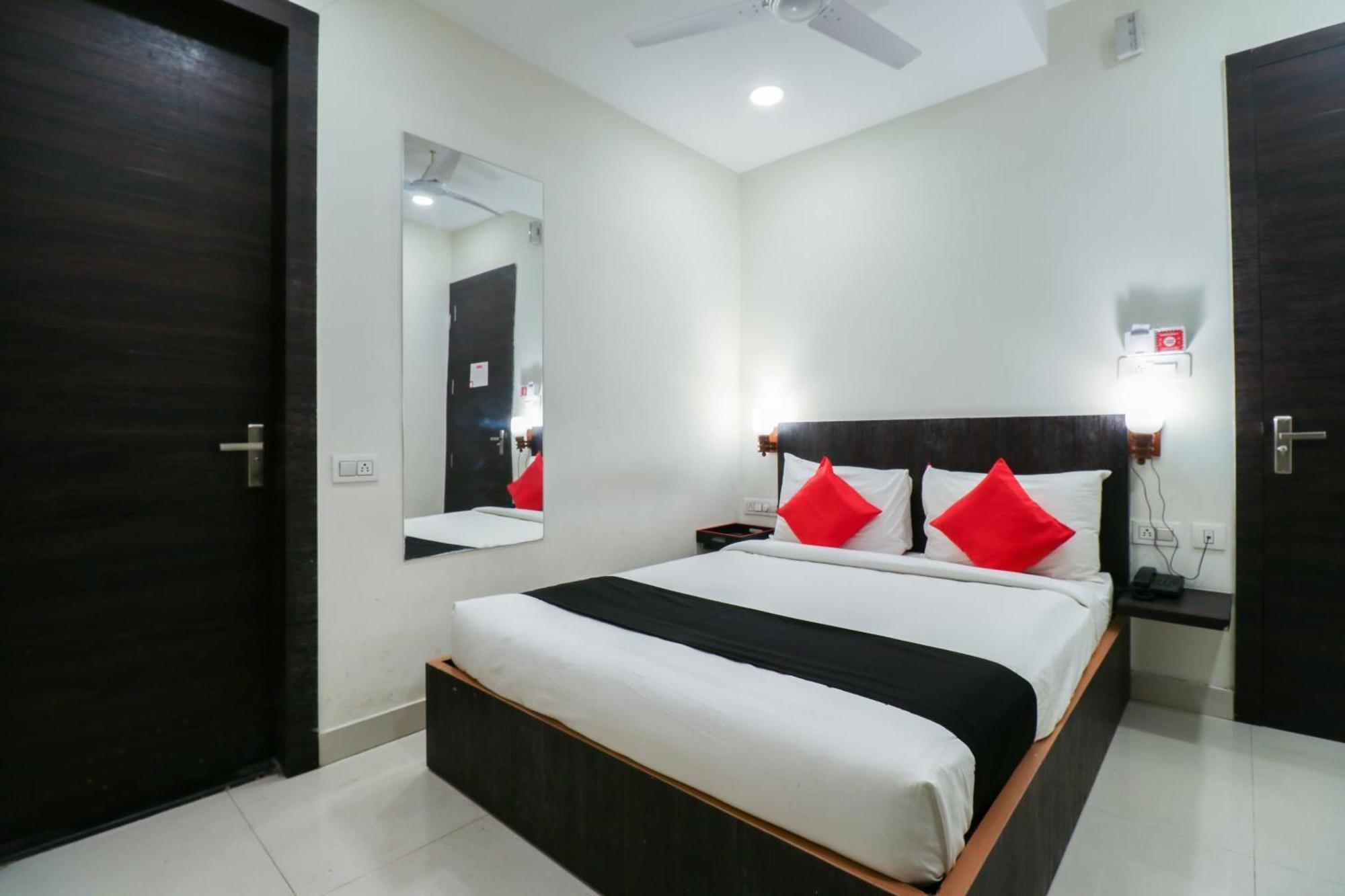 Capital O Gn Suites Bangalore Esterno foto
