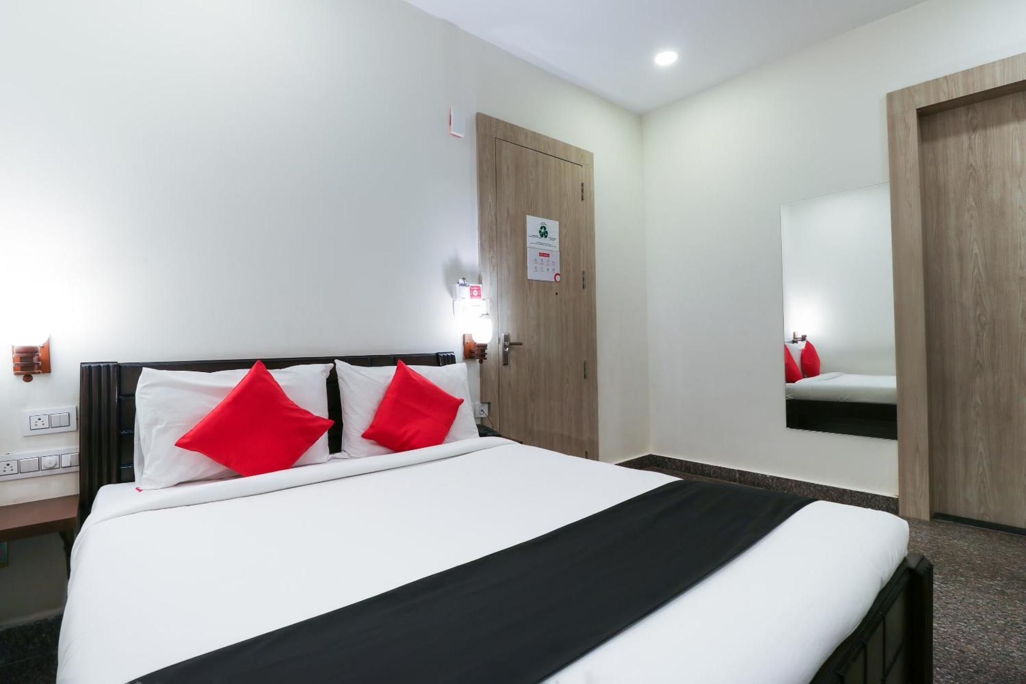 Capital O Gn Suites Bangalore Esterno foto