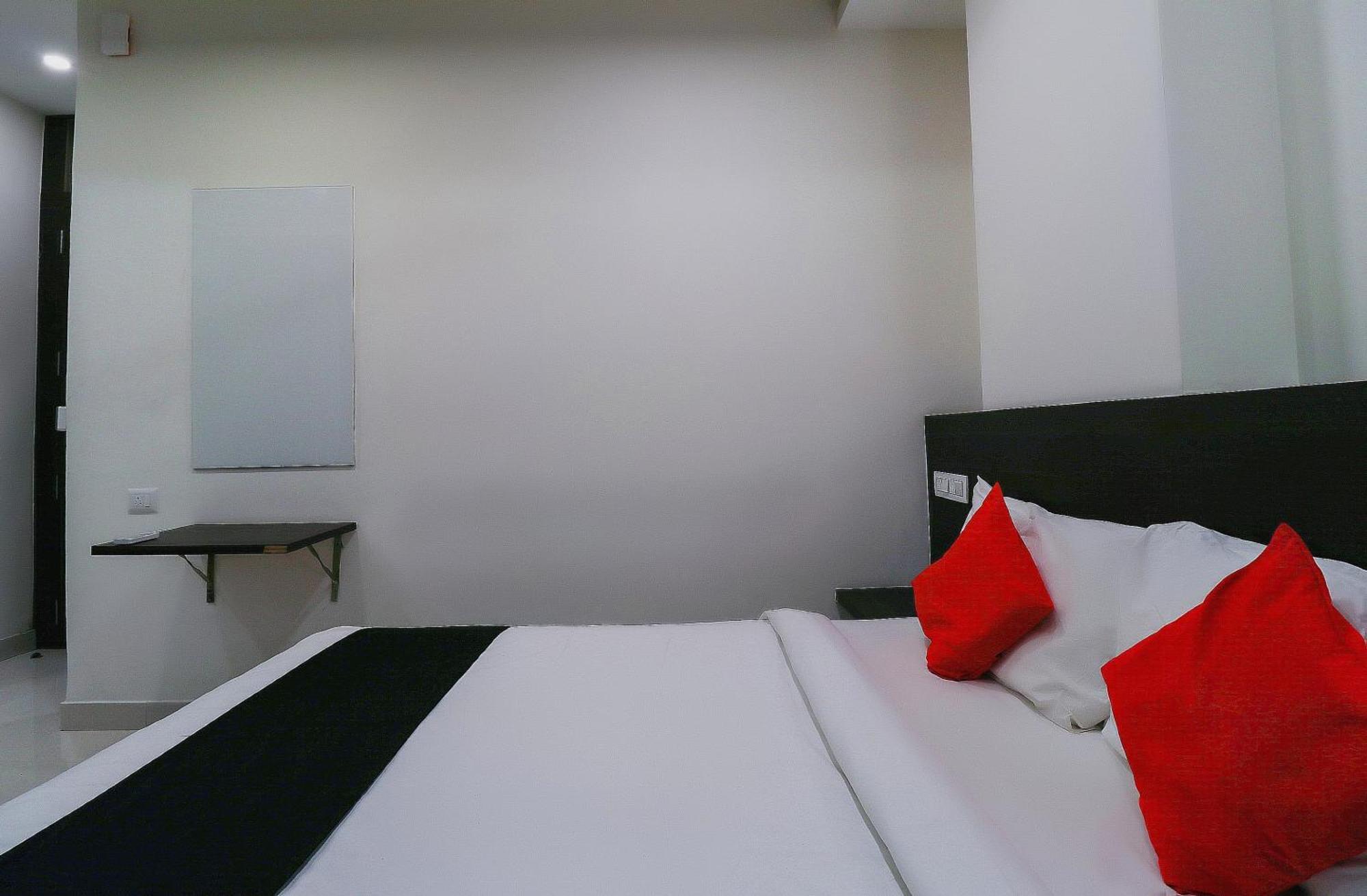 Capital O Gn Suites Bangalore Esterno foto