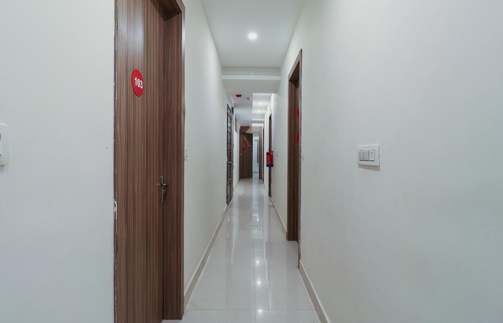 Capital O Gn Suites Bangalore Esterno foto